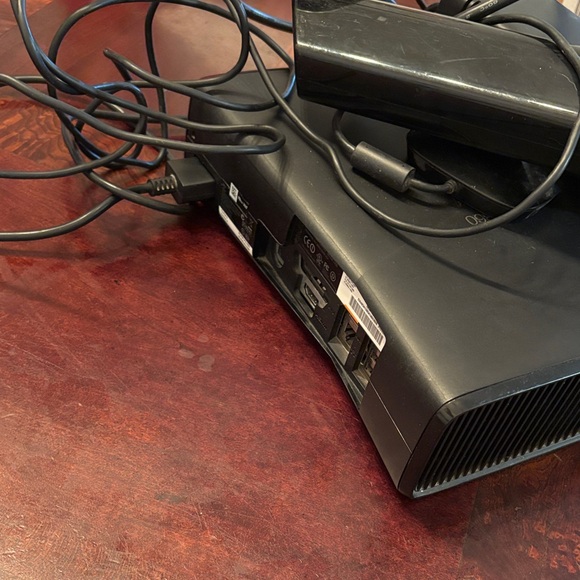 Xbox 360 Console - Picture 2 of 2